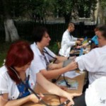 Медики в Черновцах измеряли давление в прохожих