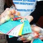 Студенты в Черновцах раздавали прохожим витамин С и лук