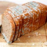 Насколько безопасно кушать хлеб с плесенью