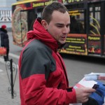 На площадях Черновцов студенты раздавали контрацептивы и красные ленты